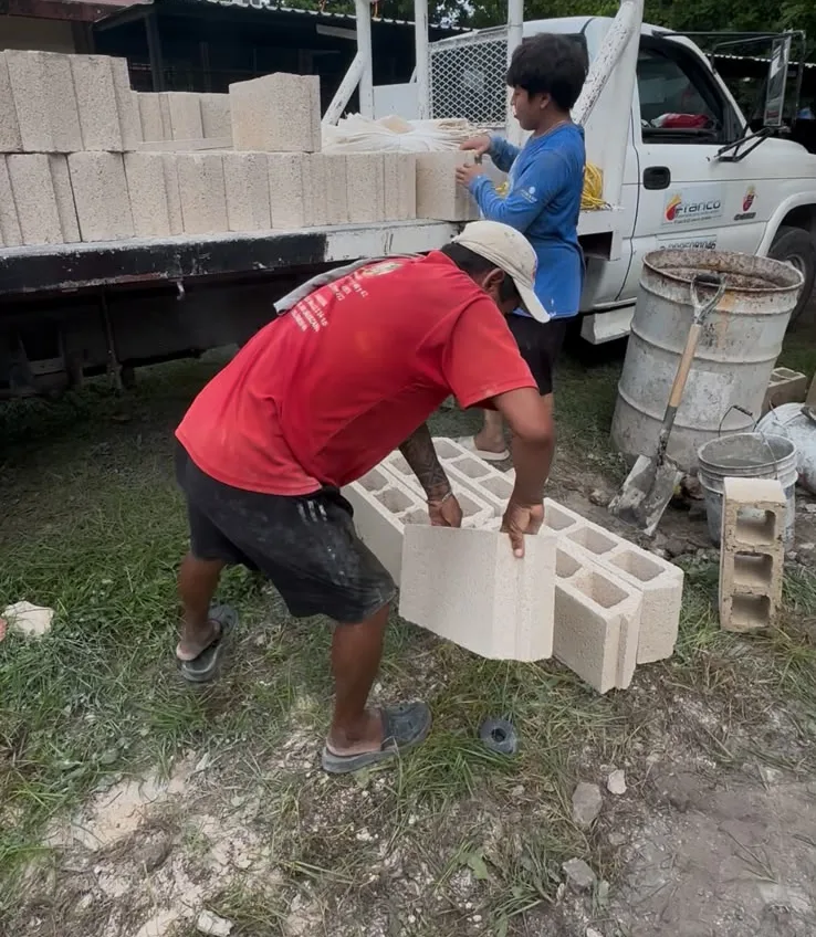 Personal de Franco cargando block en el camión