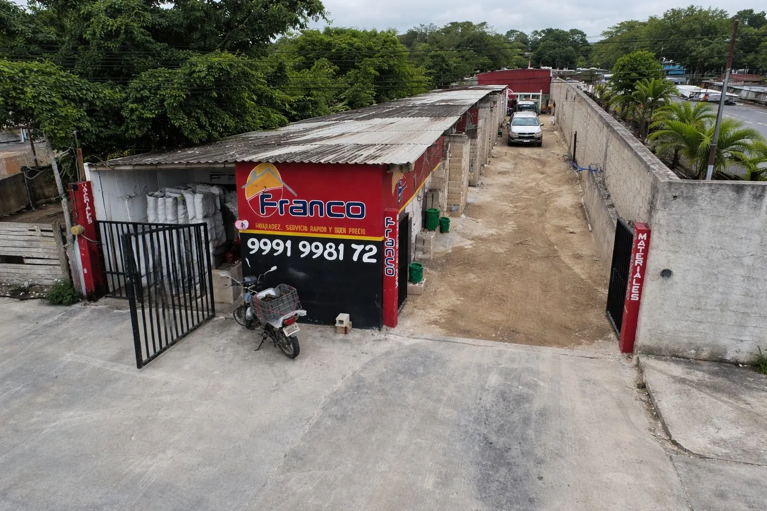 Bodega y patio con materiales para construcción